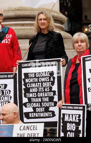 Oktober 2023. Bank of England, London, UK. Klimajustiz-Aktivisten der Bank of England rufen dringend dazu auf, die lähmenden Schuldenrückzahlungen der globalen Südländer abzubrechen.“ „die Klimaverpflichtung von Global North in Höhe von 7,9 Billionen US-Dollar gegenüber dem globalen Süden löst Forderungen aus, Schulden zu streichen, wenn IWF und Weltbank in Marrakesch zusammentreten“, die sich vor der Bank of England versammeln heute (12. Oktober) demonstrierten Aktivisten aus Gruppen wie Extinction Rebellion und Debt for Climate die grobe Ungleichheit der Schuldenrückzahlungen von Global South im Gegensatz zu den Klimareparationen, die ihnen die Länder der Global schulden Stockfoto