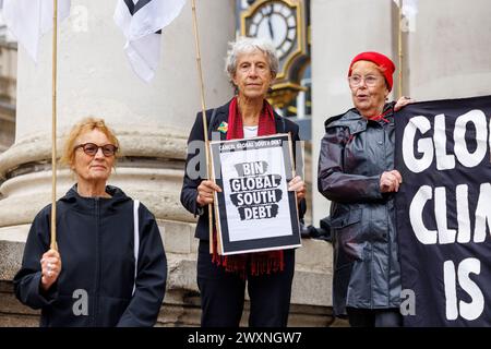 Oktober 2023. Bank of England, London, UK. Klimajustiz-Aktivisten der Bank of England rufen dringend dazu auf, die lähmenden Schuldenrückzahlungen der globalen Südländer abzubrechen.“ „die Klimaverpflichtung von Global North in Höhe von 7,9 Billionen US-Dollar gegenüber dem globalen Süden löst Forderungen aus, Schulden zu streichen, wenn IWF und Weltbank in Marrakesch zusammentreten“, die sich vor der Bank of England versammeln heute (12. Oktober) demonstrierten Aktivisten aus Gruppen wie Extinction Rebellion und Debt for Climate die grobe Ungleichheit der Schuldenrückzahlungen von Global South im Gegensatz zu den Klimareparationen, die ihnen die Länder der Global schulden Stockfoto