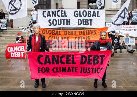 Oktober 2023. Bank of England, London, UK. Klimajustiz-Aktivisten der Bank of England rufen dringend dazu auf, die lähmenden Schuldenrückzahlungen der globalen Südländer abzubrechen.“ „die Klimaverpflichtung von Global North in Höhe von 7,9 Billionen US-Dollar gegenüber dem globalen Süden löst Forderungen aus, Schulden zu streichen, wenn IWF und Weltbank in Marrakesch zusammentreten“, die sich vor der Bank of England versammeln heute (12. Oktober) demonstrierten Aktivisten aus Gruppen wie Extinction Rebellion und Debt for Climate die grobe Ungleichheit der Schuldenrückzahlungen von Global South im Gegensatz zu den Klimareparationen, die ihnen die Länder der Global schulden Stockfoto