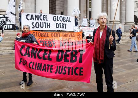 Oktober 2023. Bank of England, London, UK. Klimajustiz-Aktivisten der Bank of England rufen dringend dazu auf, die lähmenden Schuldenrückzahlungen der globalen Südländer abzubrechen.“ „die Klimaverpflichtung von Global North in Höhe von 7,9 Billionen US-Dollar gegenüber dem globalen Süden löst Forderungen aus, Schulden zu streichen, wenn IWF und Weltbank in Marrakesch zusammentreten“, die sich vor der Bank of England versammeln heute (12. Oktober) demonstrierten Aktivisten aus Gruppen wie Extinction Rebellion und Debt for Climate die grobe Ungleichheit der Schuldenrückzahlungen von Global South im Gegensatz zu den Klimareparationen, die ihnen die Länder der Global schulden Stockfoto