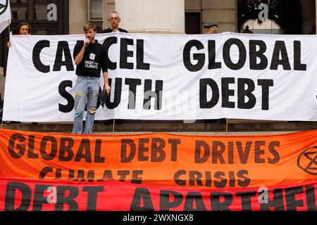 Oktober 2023. Bank of England, London, UK. Klimajustiz-Aktivisten der Bank of England rufen dringend dazu auf, die lähmenden Schuldenrückzahlungen der globalen Südländer abzubrechen.“ „die Klimaverpflichtung von Global North in Höhe von 7,9 Billionen US-Dollar gegenüber dem globalen Süden löst Forderungen aus, Schulden zu streichen, wenn IWF und Weltbank in Marrakesch zusammentreten“, die sich vor der Bank of England versammeln heute (12. Oktober) demonstrierten Aktivisten aus Gruppen wie Extinction Rebellion und Debt for Climate die grobe Ungleichheit der Schuldenrückzahlungen von Global South im Gegensatz zu den Klimareparationen, die ihnen die Länder der Global schulden Stockfoto