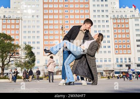 Ein junges Paar feiert den valentinstag. Der Mann umarmt leidenschaftlich seine Frau und hält sie in den Armen. Stockfoto