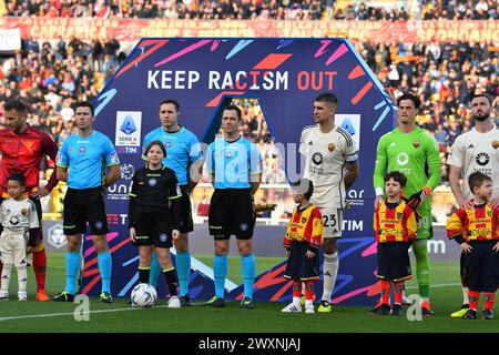 Lecce, Italien. April 2024. Teams auf dem Spielfeld vor dem Fußball-Spiel der Serie A TIM zwischen US Lecce und AS Roma im Via del Mare Stadium in Lecce, Italien, Montag, 1. April 2024. (Credit Image: &#xa9; Giovanni Evangelista/LaPresse) Credit: LaPresse/Alamy Live News Stockfoto