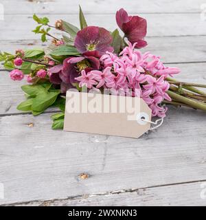 Grußkarte mit rosafarbenen Hyazinthen, Weihnachtsrosen und Kopierraum Stockfoto