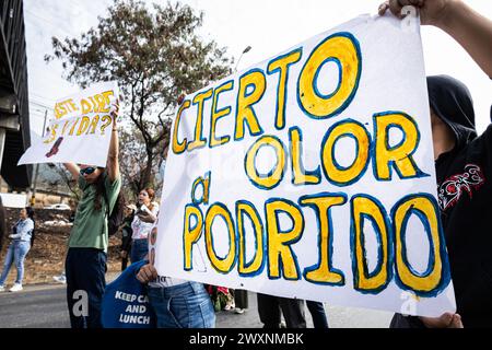 Medellin, Kolumbien. April 2024. Demonstranten nehmen am 1. April 2024 an einem Protest gegen die Luftverschmutzung und den Geruch in Bello, nördlich von Medellin, Kolumbien, Teil. Foto: Juan J. Eraso/Long Visual Press Credit: Long Visual Press/Alamy Live News Stockfoto