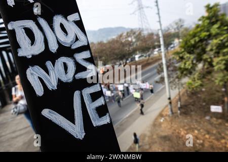 Medellin, Kolumbien. April 2024. Demonstranten nehmen am 1. April 2024 an einem Protest gegen die Luftverschmutzung und den Geruch in Bello, nördlich von Medellin, Kolumbien, Teil. Foto: Juan J. Eraso/Long Visual Press Credit: Long Visual Press/Alamy Live News Stockfoto