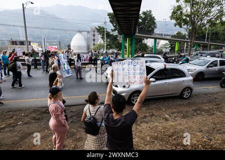 Medellin, Kolumbien. April 2024. Demonstranten nehmen am 1. April 2024 an einem Protest gegen die Luftverschmutzung und den Geruch in Bello, nördlich von Medellin, Kolumbien, Teil. Foto: Juan J. Eraso/Long Visual Press Credit: Long Visual Press/Alamy Live News Stockfoto