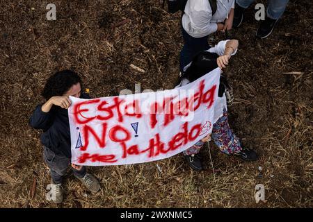 Medellin, Kolumbien. April 2024. Demonstranten nehmen am 1. April 2024 an einem Protest gegen die Luftverschmutzung und den Geruch in Bello, nördlich von Medellin, Kolumbien, Teil. Foto: Juan J. Eraso/Long Visual Press Credit: Long Visual Press/Alamy Live News Stockfoto