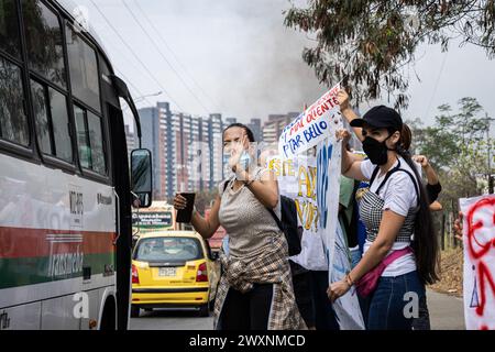 Medellin, Kolumbien. April 2024. Demonstranten nehmen am 1. April 2024 an einem Protest gegen die Luftverschmutzung und den Geruch in Bello, nördlich von Medellin, Kolumbien, Teil. Foto: Juan J. Eraso/Long Visual Press Credit: Long Visual Press/Alamy Live News Stockfoto