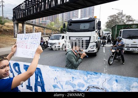 Medellin, Kolumbien. April 2024. Demonstranten nehmen am 1. April 2024 an einem Protest gegen die Luftverschmutzung und den Geruch in Bello, nördlich von Medellin, Kolumbien, Teil. Foto: Juan J. Eraso/Long Visual Press Credit: Long Visual Press/Alamy Live News Stockfoto