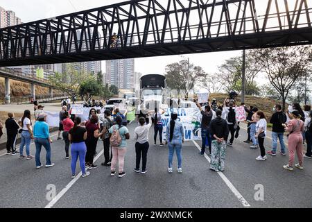 Medellin, Kolumbien. April 2024. Demonstranten nehmen am 1. April 2024 an einem Protest gegen die Luftverschmutzung und den Geruch in Bello, nördlich von Medellin, Kolumbien, Teil. Foto: Juan J. Eraso/Long Visual Press Credit: Long Visual Press/Alamy Live News Stockfoto