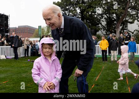 US-Präsident Joe Biden (R) begrüßt ein Kind während der Ostereierrolle 2024 auf dem Südrasen des Weißen Hauses in Washington, DC, USA. April 2024. Etwa vierzigtausend Menschen wurden für die Ostereierrolle 2024 erwartet, die das Thema „EGGucation“ fortsetzt und eine Vielzahl von Lernaktivitäten für Kinder bietet. Quelle: Abaca Press/Alamy Live News Stockfoto