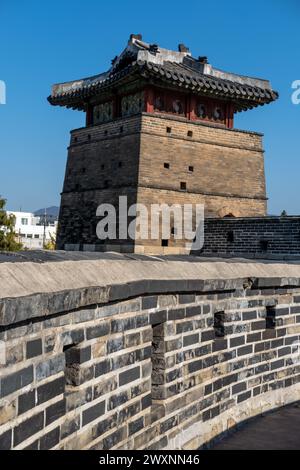 Suwon Hwaseong Fortress Wall, die das Zentrum von Suwon, der Provinzhauptstadt von Gyeonggi-Do, in Südkorea umgibt Stockfoto