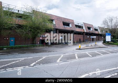 Leatherhead Surrey, Großbritannien, 1. April 2024, Town Centre Swan Shopping Centre with No People Stockfoto