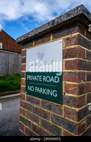Leatherhead Surrey, Großbritannien, 1. April 2024, St. Johns School Private Road No Parking Schild with Nobody Stockfoto