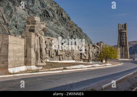 Reliefs aus der Sowjetzeit im Kirow-Reservoir, 1975, Region Talas, Kirgisistan Stockfoto