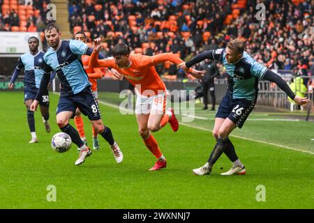 Jake Beesley von Blackpool kämpft um den Ball Matt Butcher of Wycombe Wanderers während des Sky Bet League 1 Matches Blackpool vs Wycombe Wanderers in Bloomfield Road, Blackpool, Vereinigtes Königreich, 1. April 2024 (Foto: Craig Thomas/News Images) Stockfoto