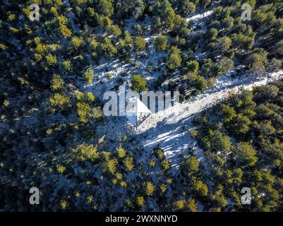 Blick aus der Vogelperspektive auf den Aussichtsturm Escobairó und die Umgebung von La Cerdanya nach einem Schneefall im Frühling (Cerdanya, Katalonien, Spanien, Pyrenäen) Stockfoto