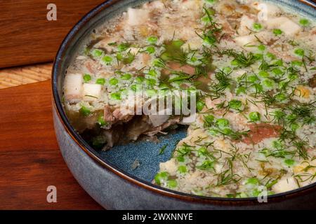 Jellied Kalb ist ein kaltgeschnittenes Gericht aus Kalb, Schweinefleisch, Brühe, Zwiebeln und Gewürzen wie Allspice, Lorbeerblatt und Pfeffer. Stockfoto