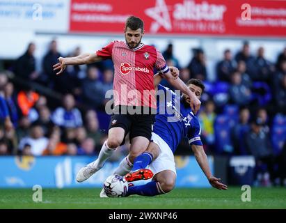 Jack Stephens aus Southampton und Sam Morsy aus Ipswich Town kämpfen um den Ball während des Sky Bet Championship Matches in der Portman Road, Ipswich. Bilddatum: Montag, 1. April 2024. Stockfoto