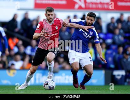 Jack Stephens aus Southampton und Sam Morsy aus Ipswich Town kämpfen um den Ball während des Sky Bet Championship Matches in der Portman Road, Ipswich. Bilddatum: Montag, 1. April 2024. Stockfoto