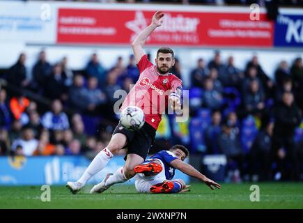 Jack Stephens aus Southampton und Sam Morsy aus Ipswich Town kämpfen um den Ball während des Sky Bet Championship Matches in der Portman Road, Ipswich. Bilddatum: Montag, 1. April 2024. Stockfoto