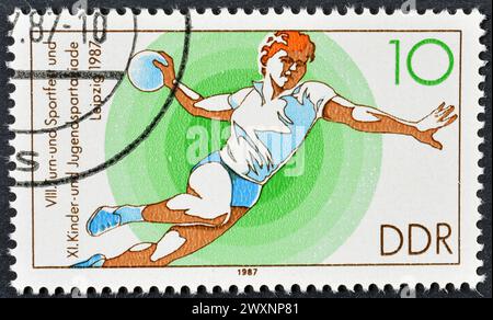 Gestempelte Briefmarke der DDR, die Handball-, Turn- und Sportfest, Kinder- und Jugendfest, Leipzig, um 1987 zeigt. Stockfoto