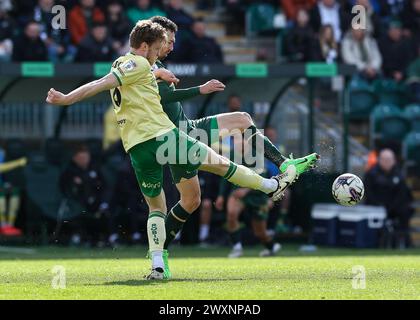 Ryan Hardie aus Plymouth Argyle kämpft um den Ball während des Sky Bet Championship Matches Plymouth Argyle gegen Bristol City at Home Park, Plymouth, Vereinigtes Königreich, 1. April 2024 (Foto: Stan Kasala/News Images) Stockfoto