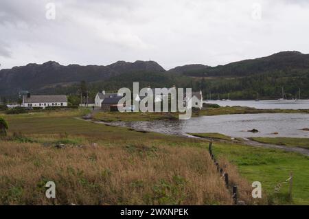 Das Dorf Plockton am Ufer von Loch Carron, Lochalsh, Wester Ross Area in den Scottish Highlands, Großbritannien Stockfoto