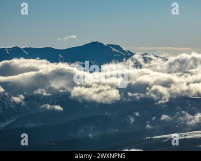 Luftaufnahme des Gipfels des schneebedeckten Puigmal (Cerdanya, Katalonien, Spanien, Pyrenäen) ESP: Vista aérea de la cumbre del Puigmal nevada, Pirineos Stockfoto