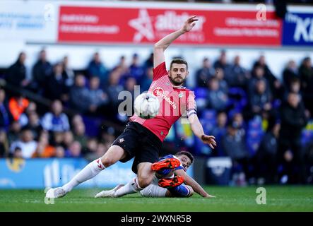 Jack Stephens aus Southampton und Sam Morsy aus Ipswich Town kämpfen um den Ball während des Sky Bet Championship Matches in der Portman Road, Ipswich. Bilddatum: Montag, 1. April 2024. Stockfoto