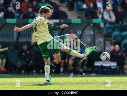 Ryan Hardie aus Plymouth Argyle kämpft um den Ball während des Sky Bet Championship Matches Plymouth Argyle gegen Bristol City at Home Park, Plymouth, Vereinigtes Königreich, 1. April 2024 (Foto: Stan Kasala/News Images) in, am 1. April 2024. (Foto: Stan Kasala/News Images/SIPA USA) Credit: SIPA USA/Alamy Live News Stockfoto