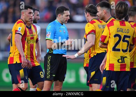 Lecce, Italien. April 2024. Der Schiedsrichter Matteo Marcenaro während des Fußballspiels der Serie A TIM zwischen US Lecce und AS Roma im Via del Mare Stadion in Lecce, Italien, Montag, 1. April 2024. (Credit Image: &#xa9; Giovanni Evangelista/LaPresse) Credit: LaPresse/Alamy Live News Stockfoto