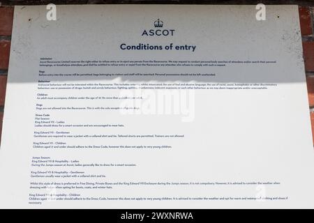 Zugangsbedingungen auf der Ascot Racecourse, einschließlich Angaben zu den Anforderungen an die Kleiderordnung, Berkshire, England, Großbritannien Stockfoto