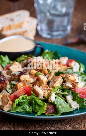 caesar Salat auf einem grünen Teller Stockfoto
