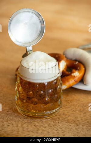 bayerische Weißwürste auf Holz Stockfoto