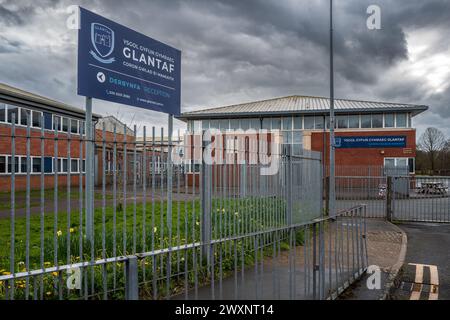 Eintritt zum Ysgol Glantaf. Walisische Mittelschule in Llandaff North, Cardiff, Wales. Walisische Sprache. Bildung. Walisische Bildung. Stockfoto