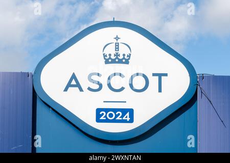 Ascot 2024-Schild mit dem königlichen Kronenlogo auf der Rennbahn, Ascot, Berkshire, England, Großbritannien. Royal Ascot-Schild Stockfoto