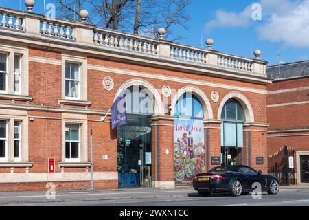 Blick auf die Ascot High Street mit der Außenseite der Rennbahn, Berkshire, England, Großbritannien. Historische Gebäude der Klasse II, die zum Ascot Racecourse gehören Stockfoto