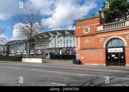 Ascot Racecourse, Blick auf die Tribüne und die Eingangstüren an der berühmten Sportstätte an einem Tag ohne Rennen, Ascot, Berkshire, England, Großbritannien Stockfoto