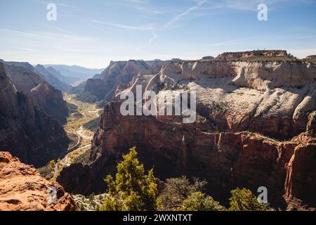 Blick über das Zion-Tal in Richtung Angel's Landing vom Aussichtspunkt im Zion-Nationalpark aus gesehen Stockfoto