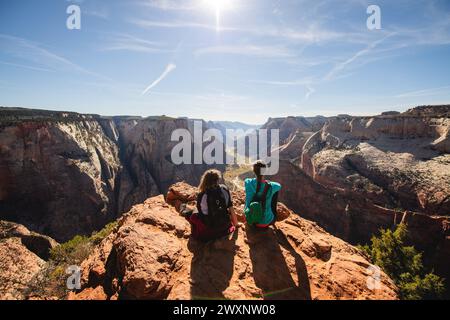 Blick über das Zion-Tal in Richtung Angel's Landing vom Aussichtspunkt im Zion-Nationalpark aus gesehen Stockfoto