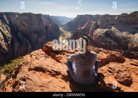 Blick über das Zion-Tal in Richtung Angel's Landing vom Aussichtspunkt im Zion-Nationalpark aus gesehen Stockfoto