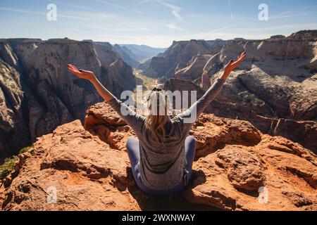 Blick über das Zion-Tal in Richtung Angel's Landing vom Aussichtspunkt im Zion-Nationalpark aus gesehen Stockfoto