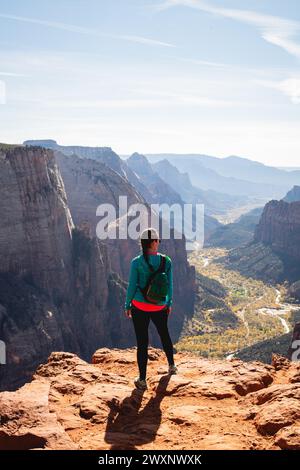 Blick über das Zion-Tal in Richtung Angel's Landing vom Aussichtspunkt im Zion-Nationalpark aus gesehen Stockfoto