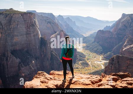 Blick über das Zion-Tal in Richtung Angel's Landing vom Aussichtspunkt im Zion-Nationalpark aus gesehen Stockfoto