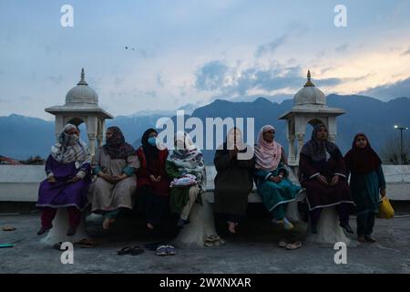 Srinagar, Kaschmir. April 2024. Kaschmiri muslimische Frauen beten, bevor der Oberkleriker das Heilige Relikt zeigt, das vermutlich ein Haar aus dem Bart des Propheten Mohammad während des Todestages von Hazrat Ali, Cousin des Propheten Muhammad (pbuh), am Hazratbal-Schrein in Srinagar sein soll. Am 1. April 2024 in Srinagar, Kaschmir. (Kreditbild: © Firdous Nazir/OKULARIS via ZUMA Press Wire) NUR REDAKTIONELLE VERWENDUNG! Nicht für kommerzielle ZWECKE! Quelle: ZUMA Press, Inc./Alamy Live News Stockfoto