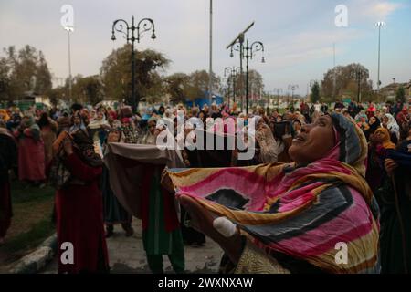 Srinagar, Kaschmir. April 2024. Kaschmir-muslimische Frauen beten, wenn sie ein Relikt sehen, von dem angenommen wird, dass es sich um ein Haar aus dem Bart des Propheten Mohammad handelt, während des Todestages von Hazrat Ali, Cousin des Propheten Muhammad (pbuh), am Hazratbal-Schrein in Srinagar. Am 1. April 2024 in Srinagar, Kaschmir. (Kreditbild: © Firdous Nazir/OKULARIS via ZUMA Press Wire) NUR REDAKTIONELLE VERWENDUNG! Nicht für kommerzielle ZWECKE! Quelle: ZUMA Press, Inc./Alamy Live News Stockfoto