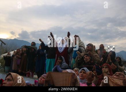 Srinagar, Kaschmir. April 2024. Kaschmir-muslimische Frauen beten, wenn sie ein Relikt sehen, von dem angenommen wird, dass es sich um ein Haar aus dem Bart des Propheten Mohammad handelt, während des Todestages von Hazrat Ali, Cousin des Propheten Muhammad (pbuh), am Hazratbal-Schrein in Srinagar. Am 1. April 2024 in Srinagar, Kaschmir. (Kreditbild: © Firdous Nazir/OKULARIS via ZUMA Press Wire) NUR REDAKTIONELLE VERWENDUNG! Nicht für kommerzielle ZWECKE! Quelle: ZUMA Press, Inc./Alamy Live News Stockfoto