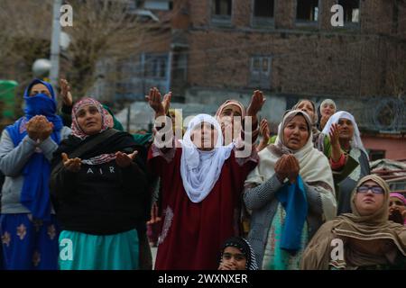 Srinagar, Kaschmir. April 2024. Kaschmir-muslimische Frauen beten, wenn sie ein Relikt sehen, von dem angenommen wird, dass es sich um ein Haar aus dem Bart des Propheten Mohammad handelt, während des Todestages von Hazrat Ali, Cousin des Propheten Muhammad (pbuh), am Hazratbal-Schrein in Srinagar. Am 1. April 2024 in Srinagar, Kaschmir. (Kreditbild: © Firdous Nazir/OKULARIS via ZUMA Press Wire) NUR REDAKTIONELLE VERWENDUNG! Nicht für kommerzielle ZWECKE! Quelle: ZUMA Press, Inc./Alamy Live News Stockfoto